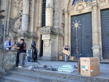 Operarios realizan los preparativos para el espectáculo del martes