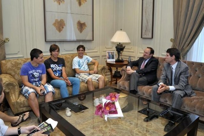 Sanz recibió a los alumnos cuando ganaron la fase anterior