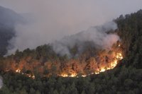 150 dotaciones terrestres y 25 medios aéreos trabajan en la extinción del fuego