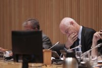 Campa admite que se han cometido "errores y excesos" en la banca