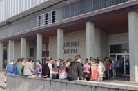 260 personas pasan la noche en el pabellón de Figueres, entre familias y adolescentes