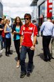 Fernando Alonso junto a Dasha Kapustina en el GP d