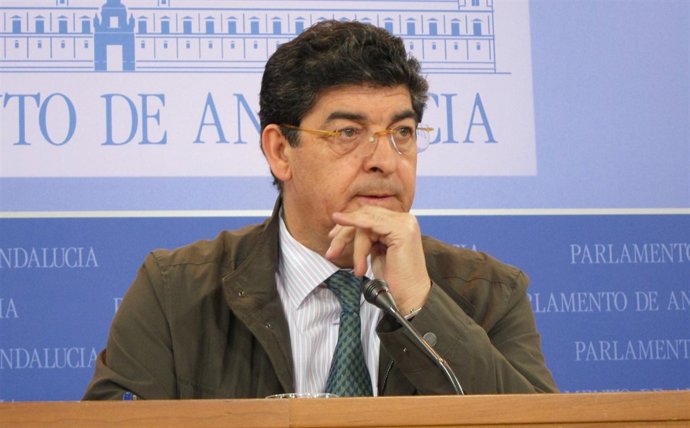 Diego Valderas, en rueda de prensa en el Parlamento