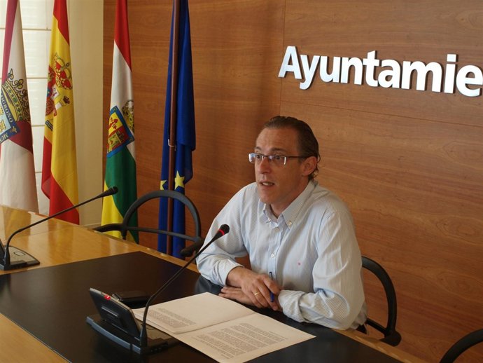 Ángel Saínz Yangüela en una rueda de prensa      