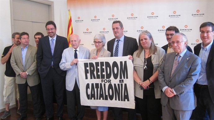 La presidenta de Òmnium Cultural con miembros de "Freedom for Catalonia"