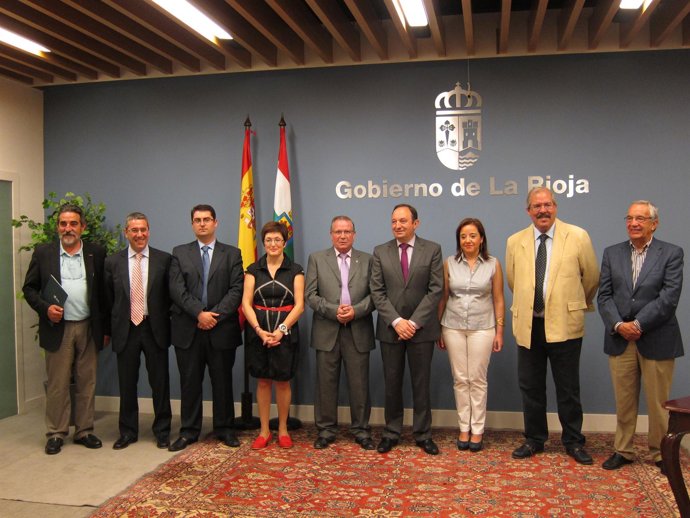 Sanz, con los alcaldes, tras firmar los convenios