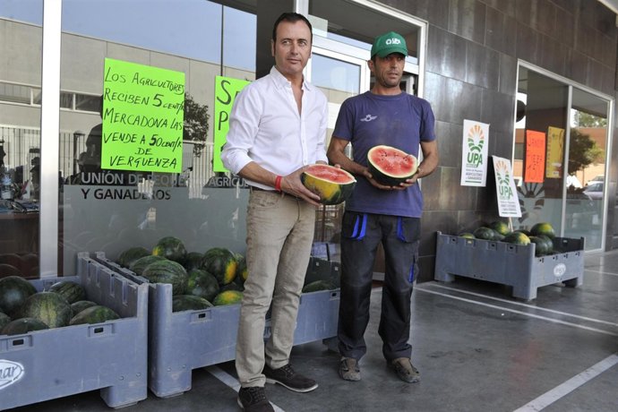 Nicolás Chica, de UPA Granada, y agricultor vendiendo sandías