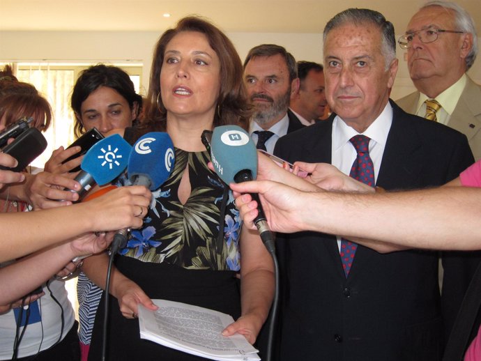 La delegada del Gobierno en Andalucía, Carmen Crespo, ante los medios. 