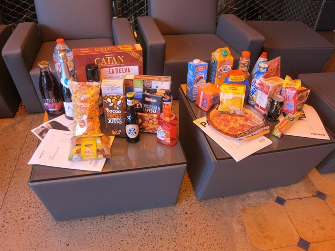 A La Izquierda Productos Etiquetados En Catalán Y A La Derecha En Castellanob