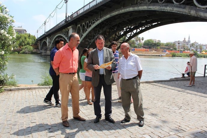 Espadas en los bajos del puente de Triana.