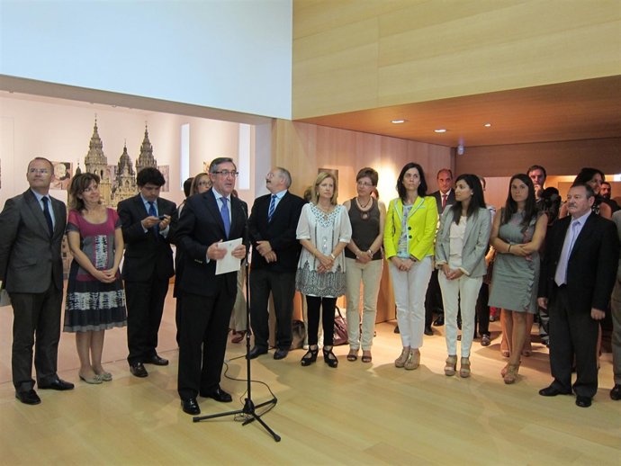 El alcalde de Compostela, Ángel Currás con la maqueta de la Catedral de fondo