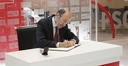 Rubalcaba firma en el libro de condolencias por la muerte de Peces-Barba 