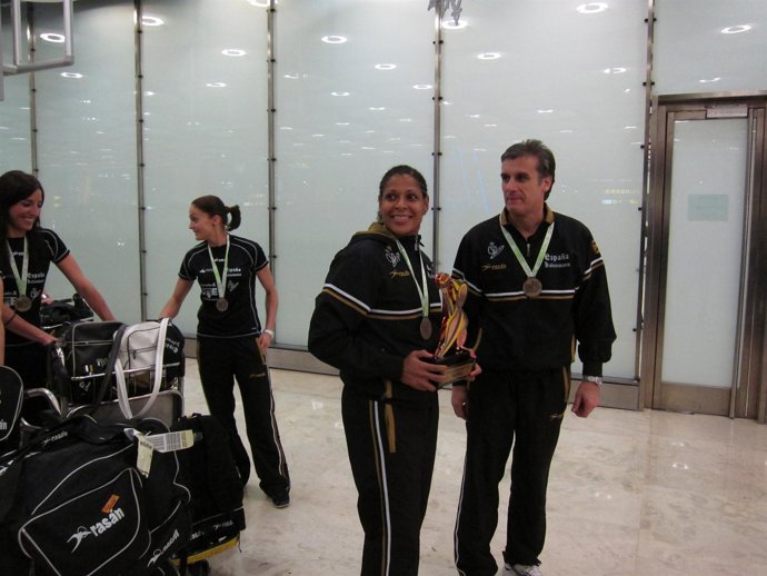 Marta Mangué Con El Trofeo De Terceras Del Mundo