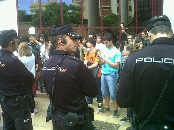 Estudiantes ante la Conselleria de Educación