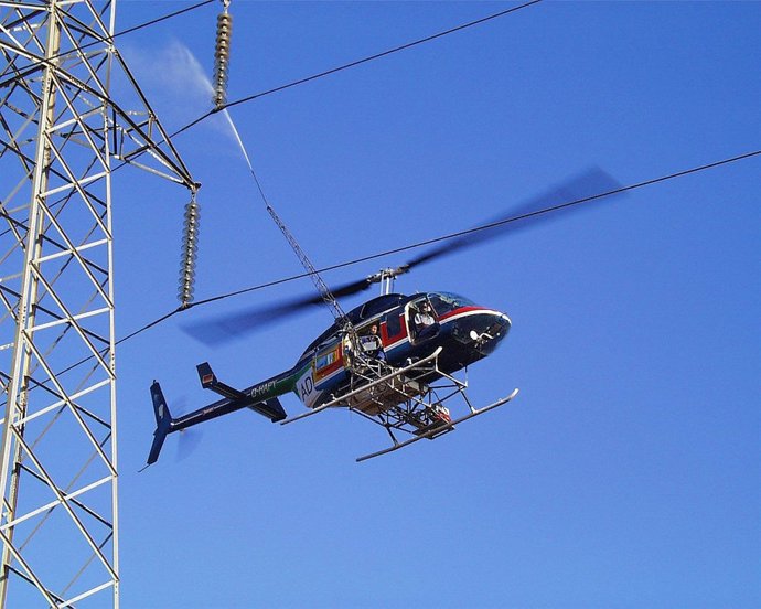 Helicóptero De La Compañia Endesa Realizando Tareas De Limpieza