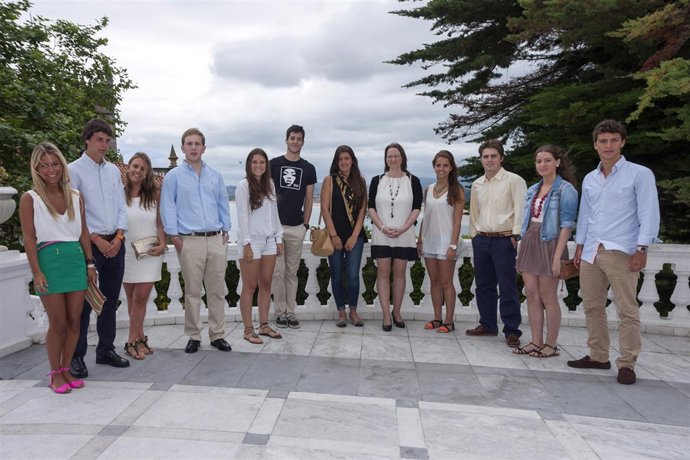 La consejera de Presidencia con 'Las Manolas' en el Hotel Real