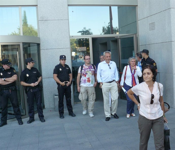 Trabajadores, sindicatos y oposición, a la salida del acto en el que se comunica