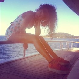 Rihanna disfrutando de sus vacaciones en el mar.