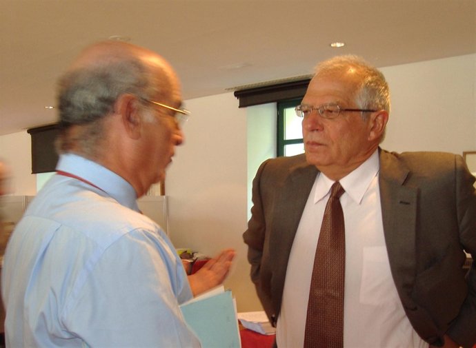 Josep Borrell (d), en el Real Sitio (Segovia). 
