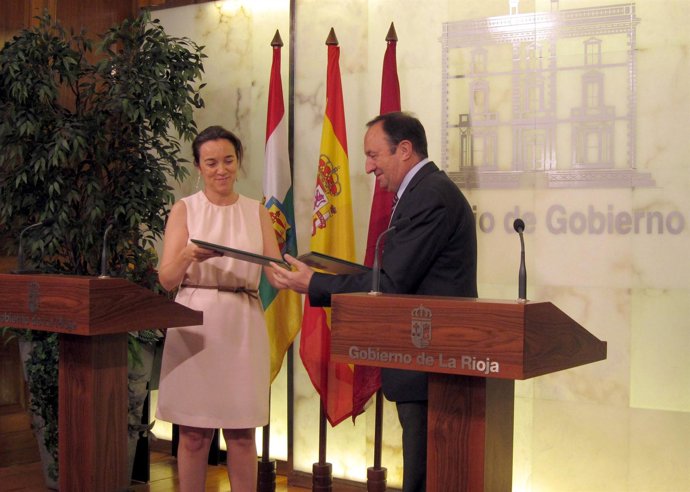 Sanz y Gamarra intercambian los documentos del Convenio de Capitalidad