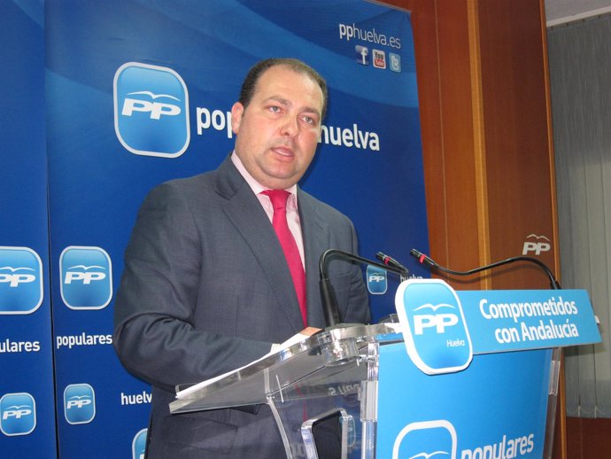 El secretario general del PP de Huelva, David Toscano, en rueda de prensa. 
