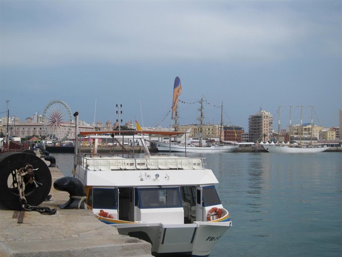 Algunos veleros llegan al puerto gaditano para la Gran Regata