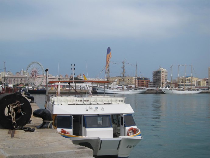 Algunos veleros llegan al puerto gaditano para la Gran Regata