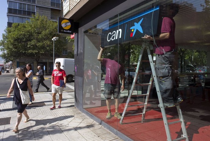 Cambio de rotulación en oficinas de Caja Navarra.