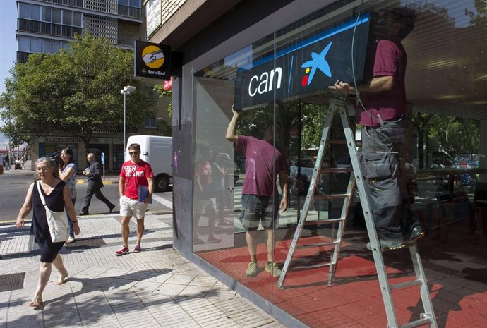 Cambio de rotulación en oficinas de Caja Navarra.