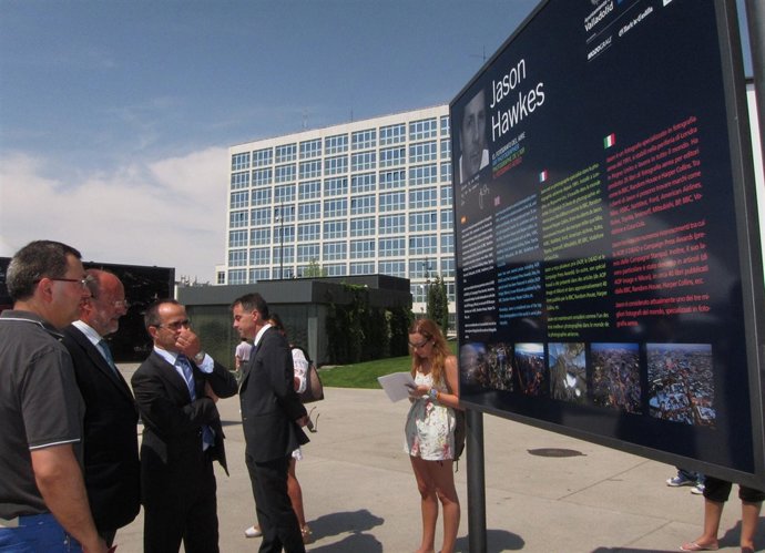 Fernando Rio (izq) y León de la Riva contemplan el panel de Jason Hawkes