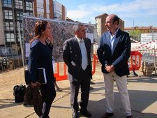 Marcelino Oreja y Emilio Gutiérrez y la edil de Urbanismo