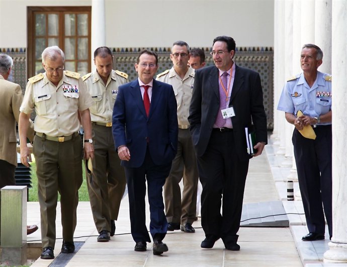 El Consejero de Justicia e Interior pasea con los responsables de la UME