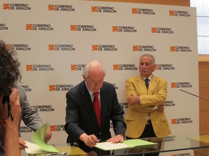 Bono firma el convenio con organizaciones del sector turístico.