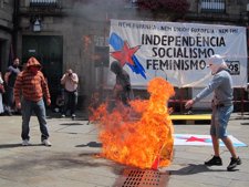 Independentistas gallegos queman la bandera de España en la Praza do Toural