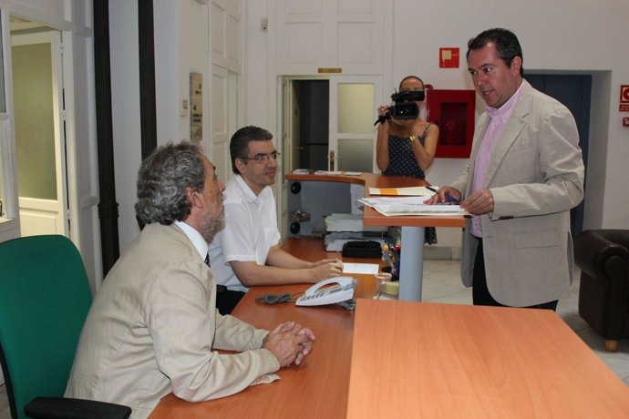 Espadas entrega a Chamizo el documento de la queja.