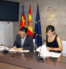 Serafín Castellano Y Elena Bastidas Firman Un Convenio