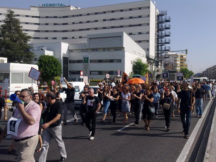 Sanitarios del Hospital Macarena y funcionarios del Parlamento durante la marcha