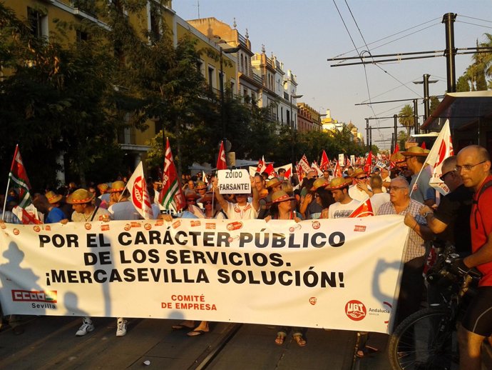 Los trabajadores de Mercasevilla durante una manifestación.
