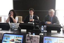 El presidente de la Autoridad Portuaria, Arturo Esteban Albert, a la derecha