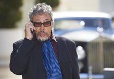 El Peluquero Llongueras Hablando Por Teléfono