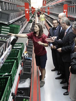 Alberto Fabra Visitando El Nuevo Almacen De Consum