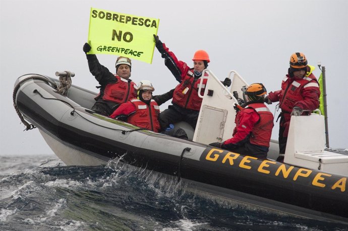 Activistas De Greenpeace Interceptan Un Barco Francés De Pesca De Arrastre