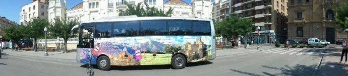 El bus turístico en la Plaza de Navarra 
