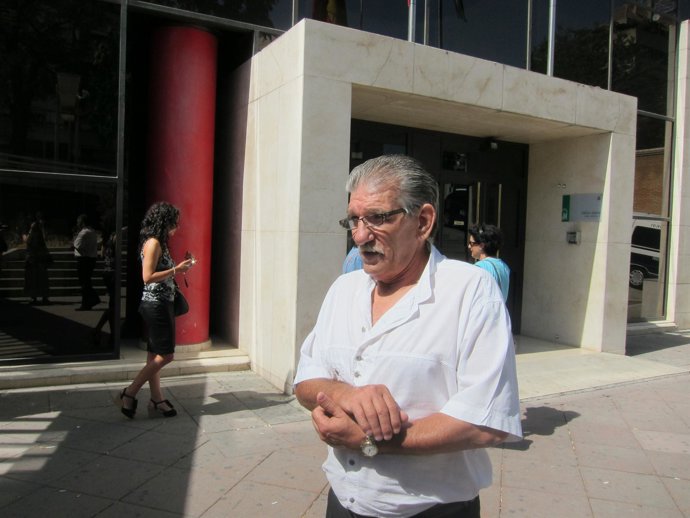 Miguel Montes Neiro saliendo de los Juzgados de Granada