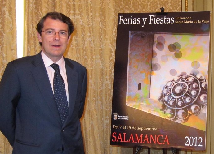 Alfonso Fernández Mañueco, junto al cartel de las fiestas de la ciudad