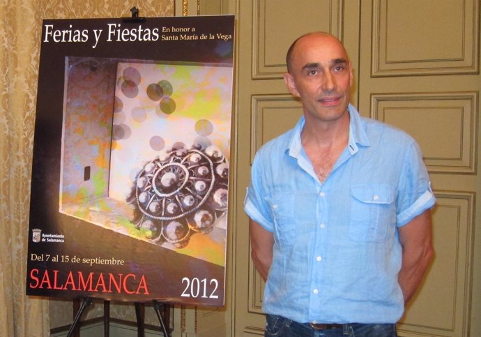 Florencio Maíllo junto al cartel anunciador de las fiestas de Salamanca