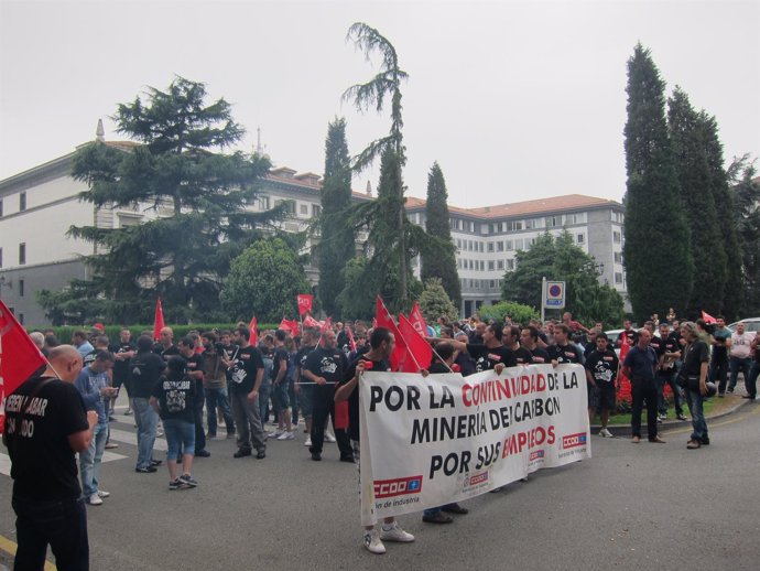 Mineros concentrados ante Delegación de Gobierno Oviedo