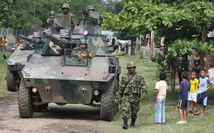 Soldados colombianos patrullando en Cauca