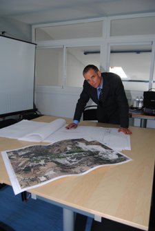 Nicol con los planos de la explotación