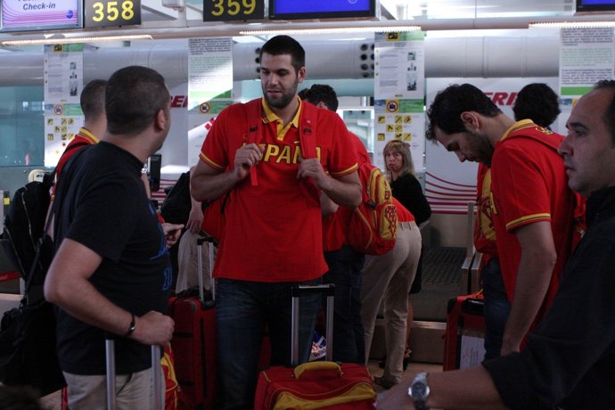 Felipe Reyes, Jose Manuel Calderón saliendo en aeropuerto 